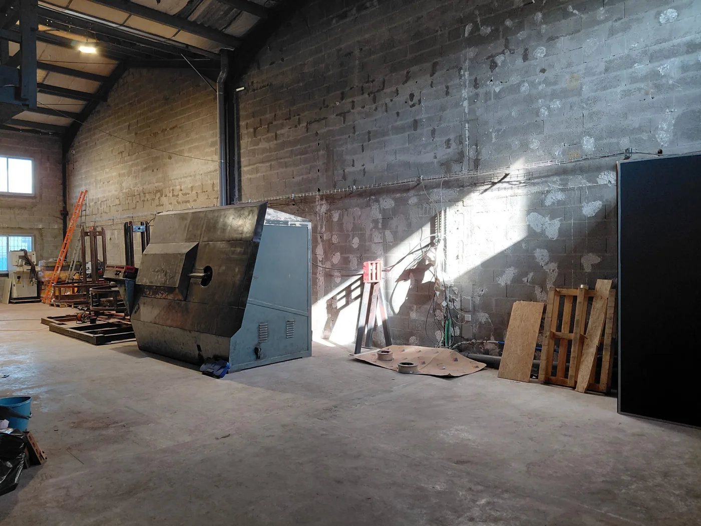 Vue d’un espace d’atelier et de ses équipements pendant l’aménagement