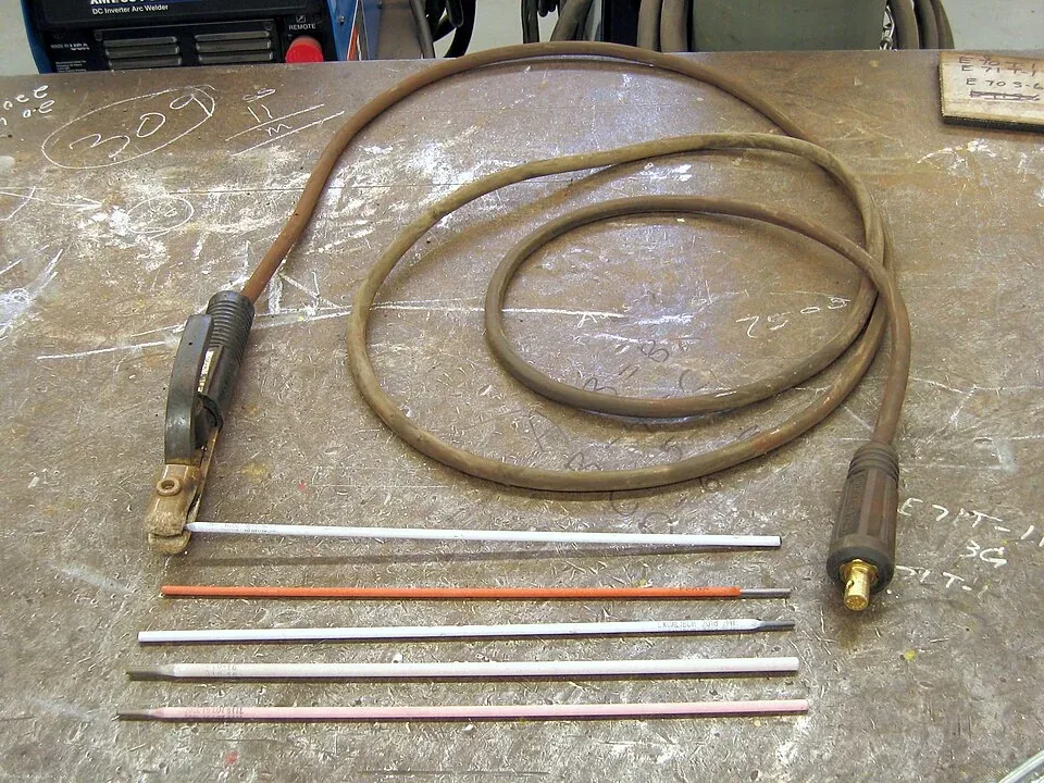 Exemples d’électrodes enrobées avec un porte-électrode. Diamètres et nuances selon la référence commandée.