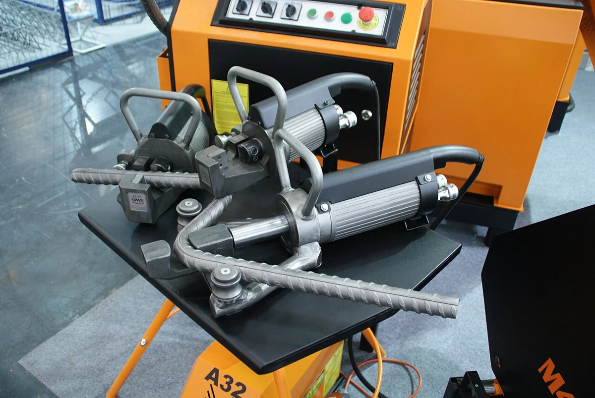 Exemple d’outillage hydraulique de cintrage d’aciers présenté en salon. La marque et le modèle proposés sont précisés au devis.