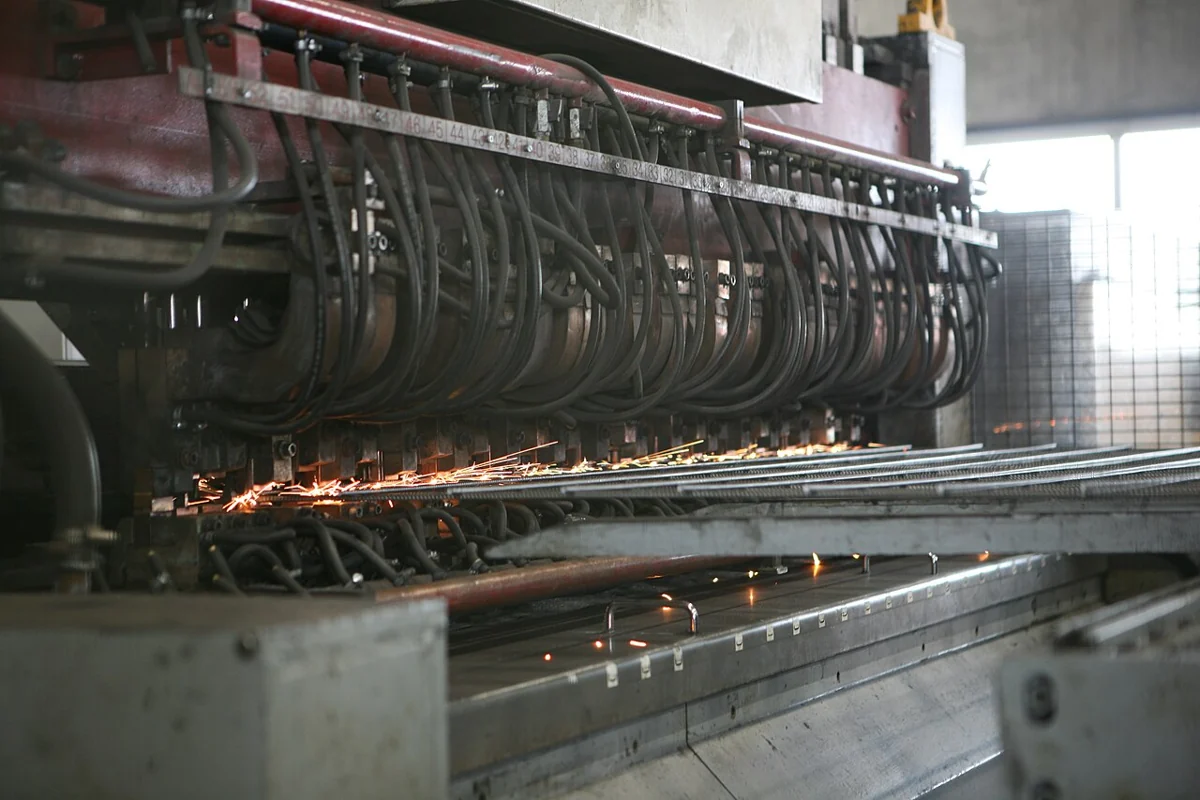 Photographie d’une ligne industrielle en cours de soudage d’un treillis. Aucune marque ni configuration précise n’est attribuée à ce visuel.