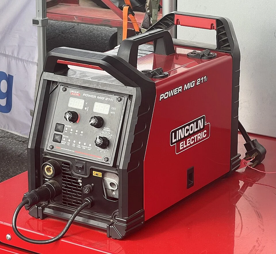 Photographie du Lincoln Electric POWER MIG 211i. Configuration, accessoires et version de commercialisation à confirmer au devis.