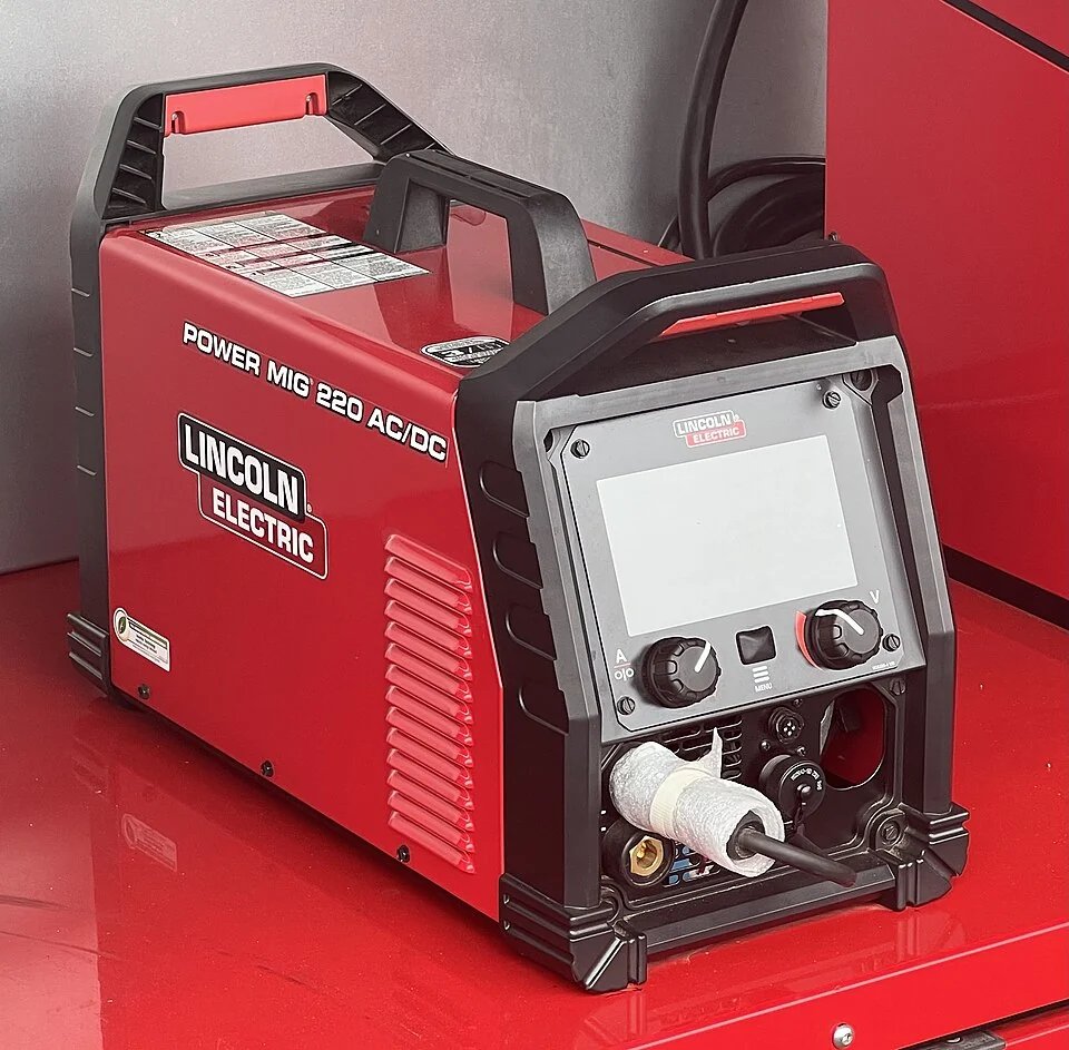 Photographie du Lincoln Electric POWER MIG 220 AC/DC. Configuration, accessoires et version de commercialisation à confirmer au devis.