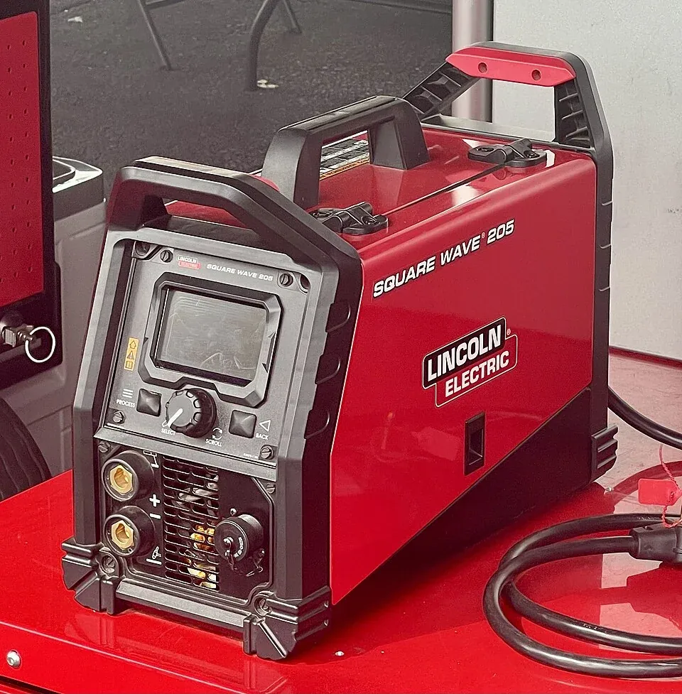 Photographie du Lincoln Electric Square Wave 205. Configuration, accessoires et version de commercialisation à confirmer au devis.