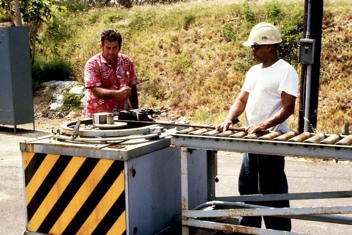 Illustration d’un banc de cintrage en utilisation. La photographie ne représente pas un atelier STRABAT ni une configuration contractuelle.